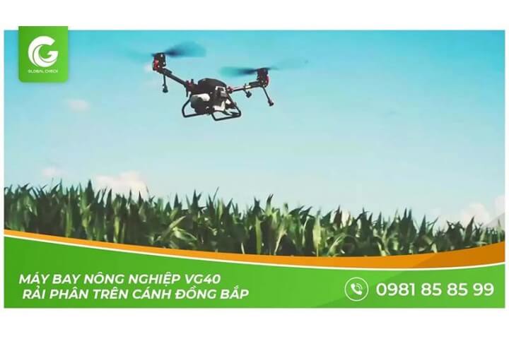 Máy bay nông nghiệp VG40 rải phân trên cánh đồng bắp