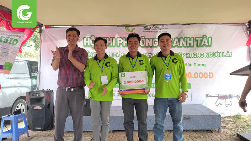 Các thành viên của Trạm Khuyến nông huyện Vị Thủy nhận giải ba