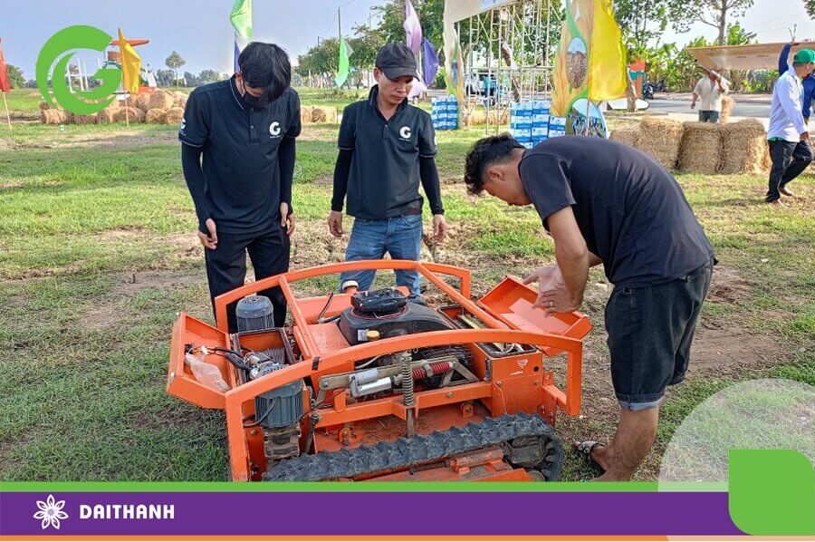 Máy cắt cỏ tự động chuẩn bị trình diễn với bà con tham gia sự kiện Festival Lúa gạo Quốc tế 2023