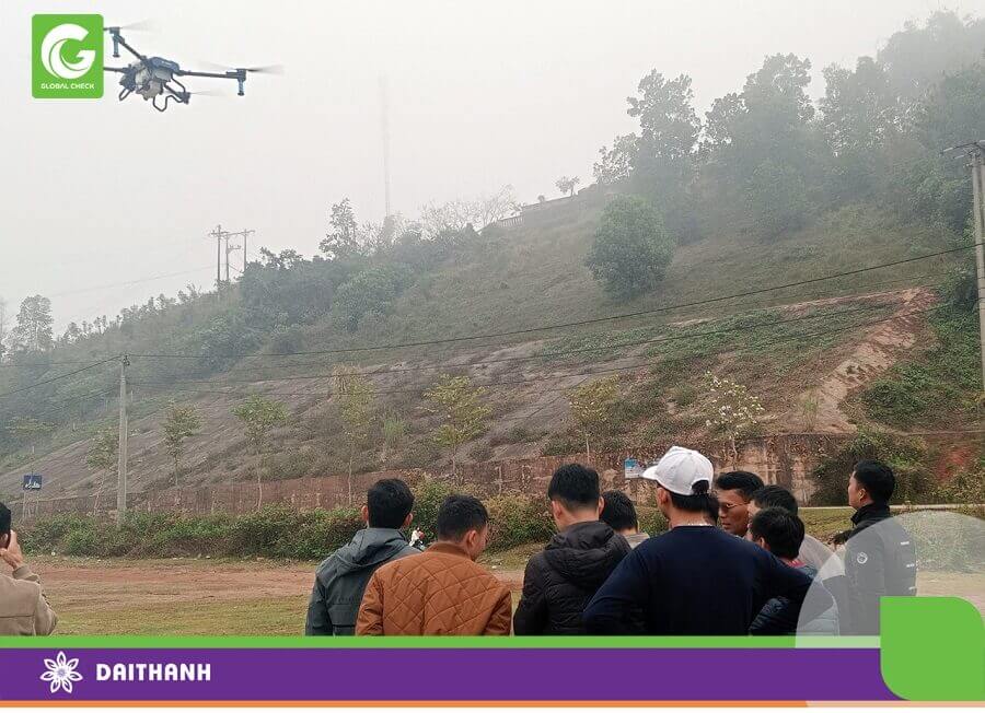 Hướng dẫn bay thực hành cho thành viên của công ty CP Cao Su Lai Châu.