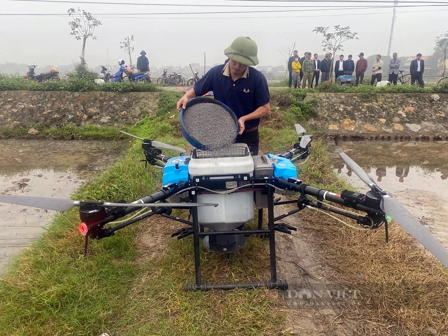 Chiếc máy bay nông nghiệp G500 bón lót ở mô hình cánh đồng công nghệ GlobalCheck Ninh Bình