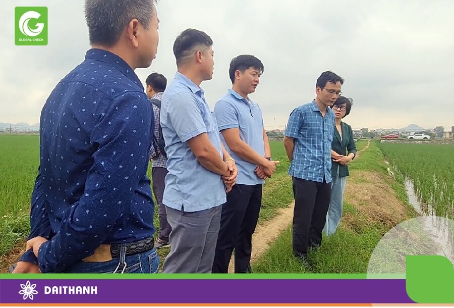 Ông Nam nói chuyện với lãnh đạo nông nghiệp tỉnh Binh Bình