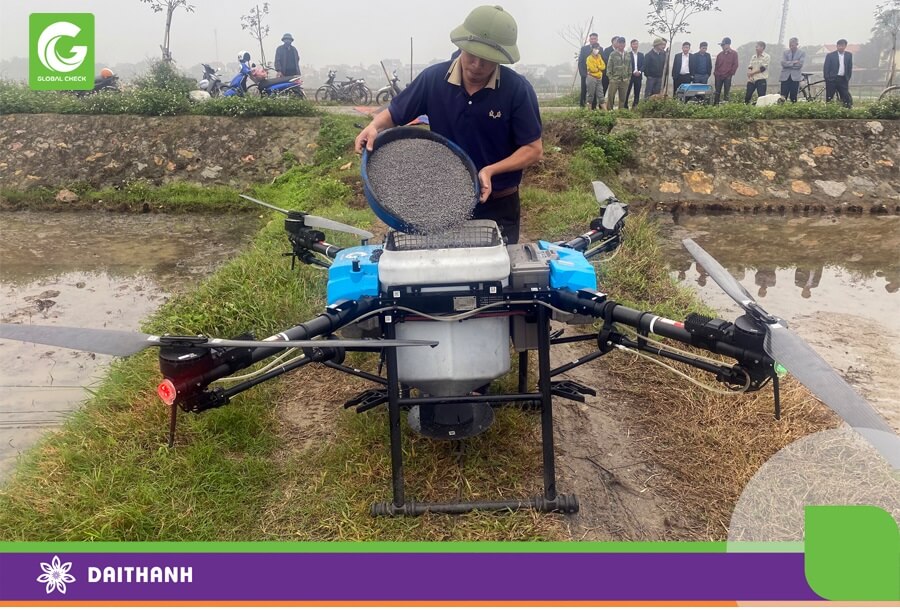 Chiếc G500a thực hiện rải phân bón mô hình cánh đồng công nghệ tại Ninh Bình