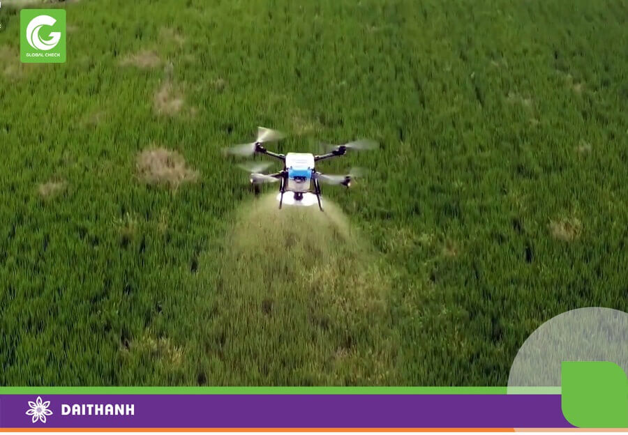 Cận cảnh chiếc G500a rải phân bón cho cánh đồng lúa
