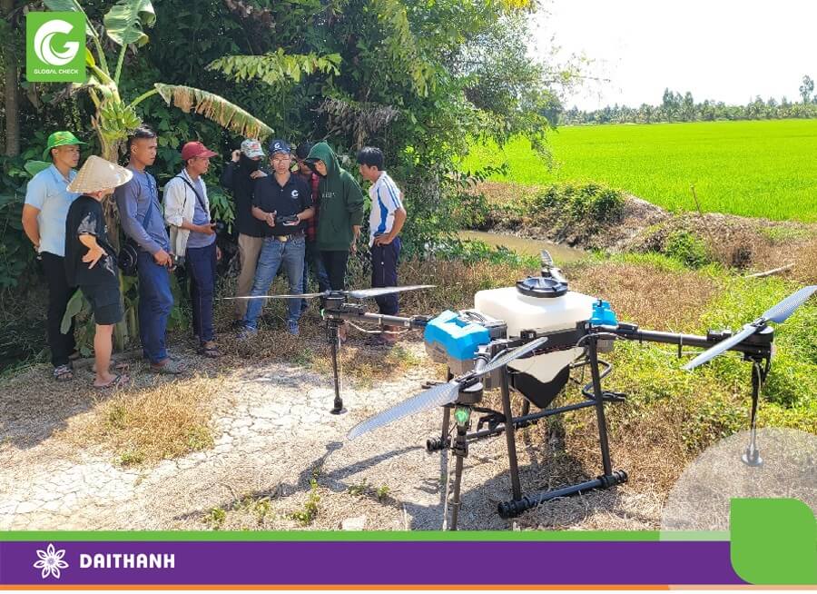 Tập huấn vận hành máy bay xịt thuốc tại Kiên Giang