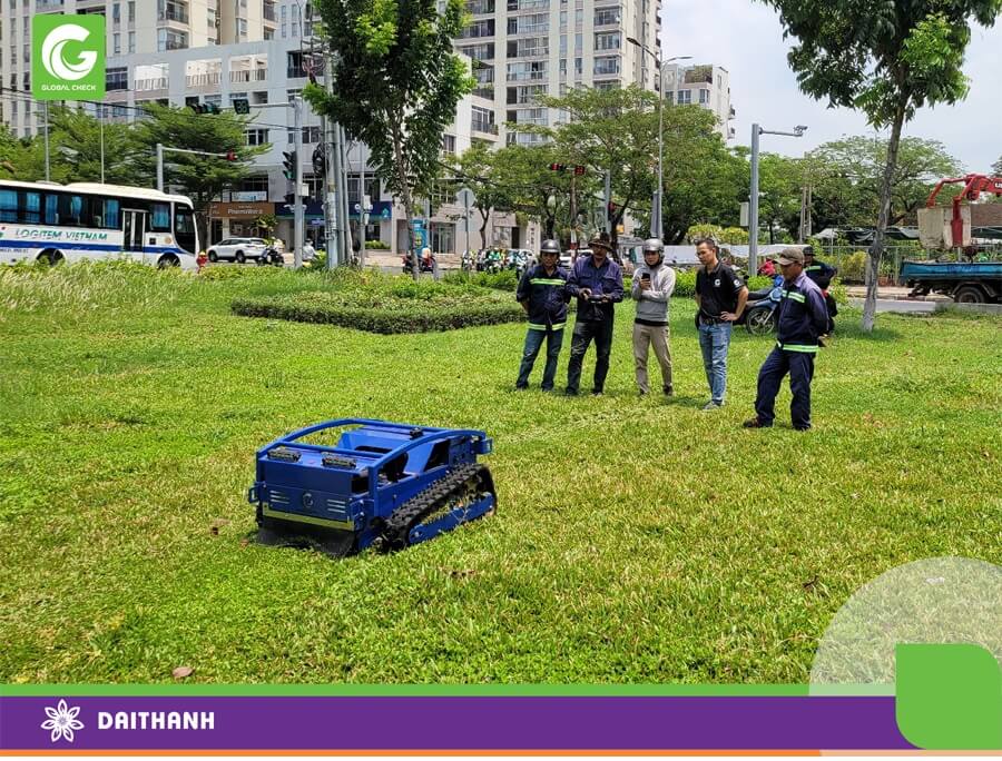 Máy cắt cỏ điều khiển từ xa rất phù hợp làm dịch vụ cắt cỏ trong khu đô thị