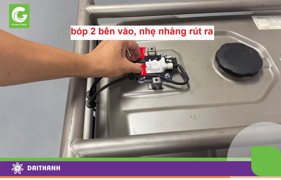 Tháo ống nhiên liệu kết nối với bơm máy phát điện máy bay nông nghiệp