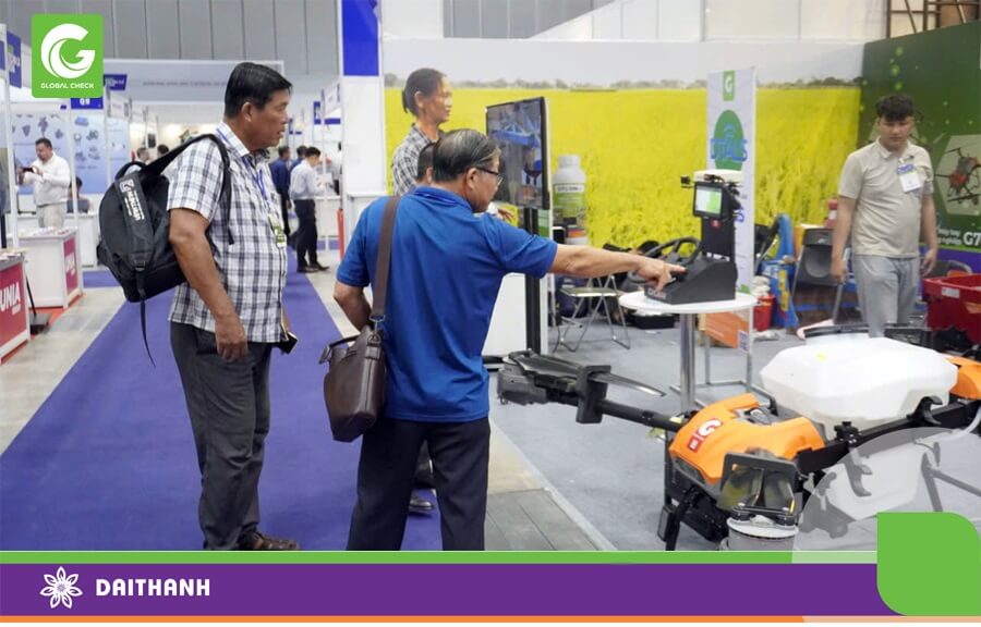 Khách hàng tìm hiểu gian hàng GlobalCheck tại triển lãm Agritechnica Asia 2025