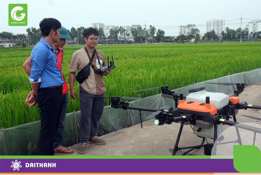 Đại Thành bàn giao kỹ thuật chiếc 540s cho đội ngũ kỹ thuật của trung tâm