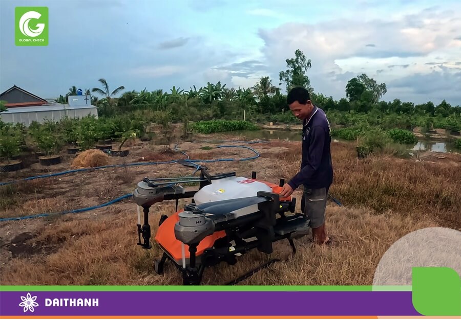 Người dân trải nghiệm chiếc máy bay xịt thuốc G700 tại Cờ Đỏ- Cần Thơ