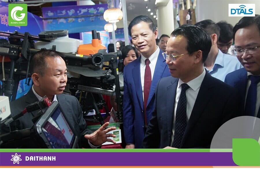 Bộ trưởng Đỗ Đức Duy và Bí thư tỉnh Bắc Ninh ông Nguyễn Anh Tuấn thăm gian hàng của Đại Thành