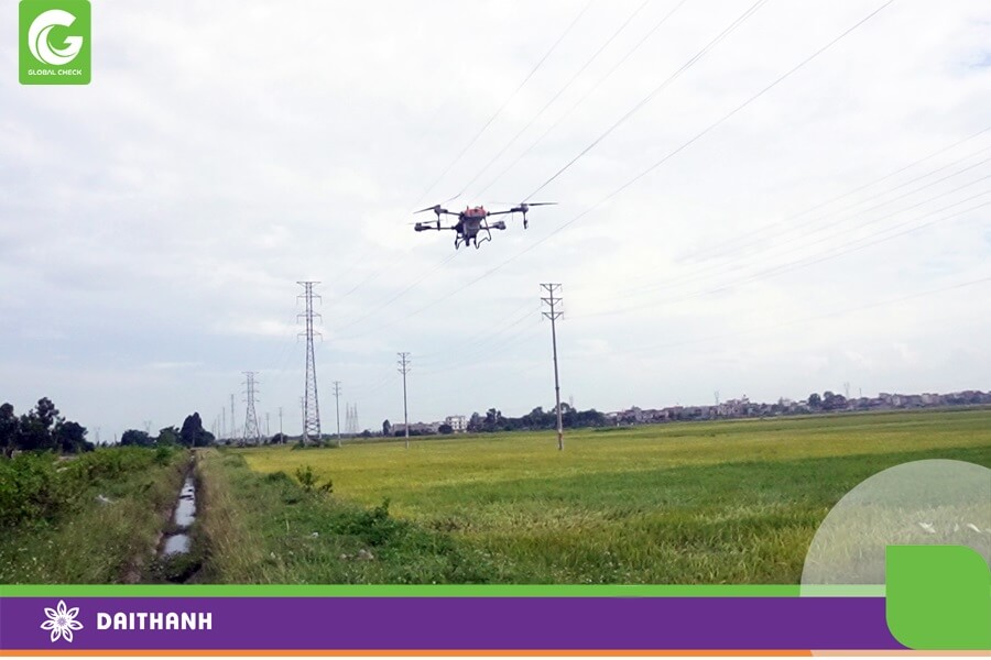 Nếu khu vực làm việc có đường dây điện chúng ta nên bay song song và tránh đường dây điện