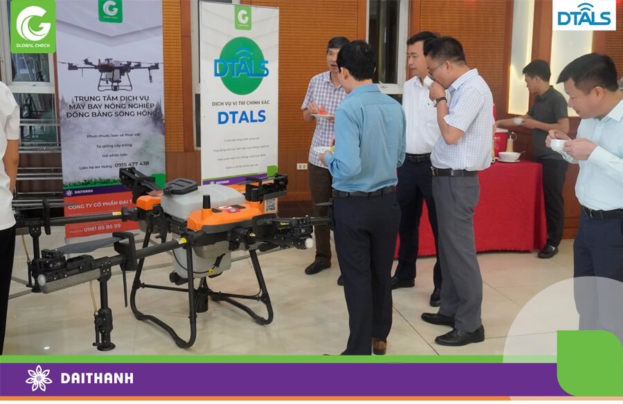 Khách mời tìm hiểu chiếc 540s của GlobalCheck tại hội thảo Khoa học công nghệ tại Vinh