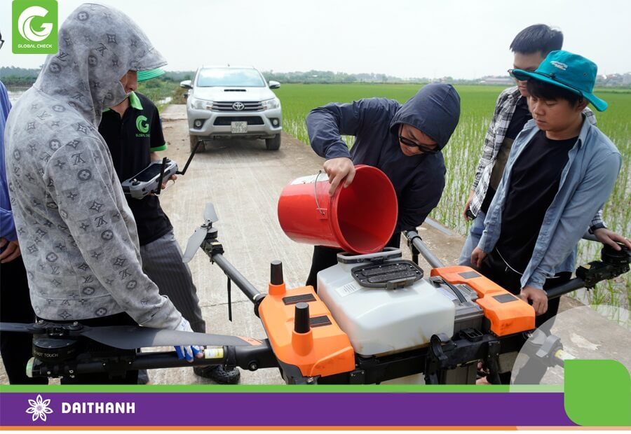 Thực hành phun với chiếc máy bay nông nghiệp 540s