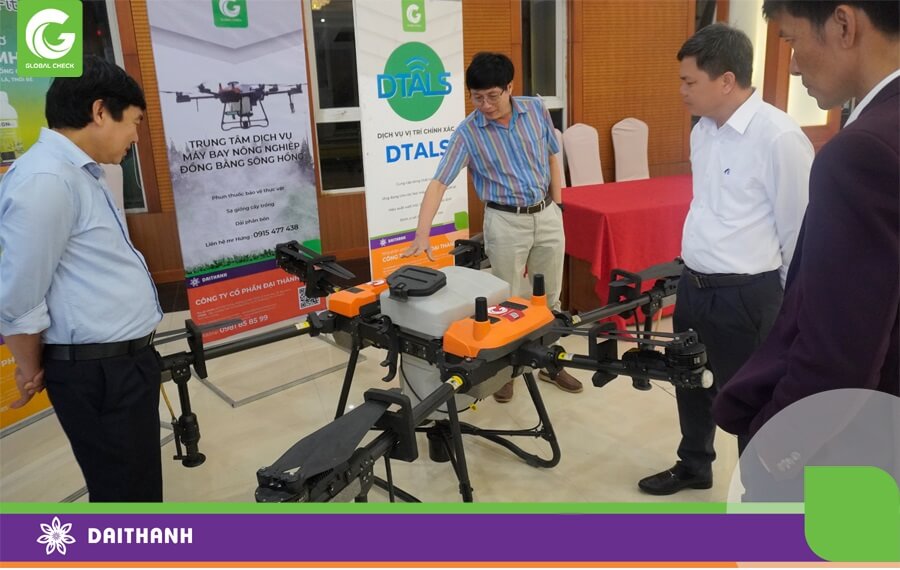 Khách hàng đang tìm hiểu chiếc Máy bay nông nghiệp 540s của GlobalCheck