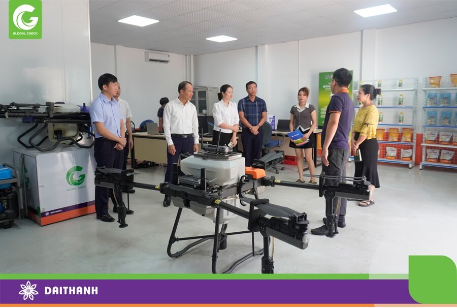Đại Thành giới thiệu chiếc drone nông nghiệp 540s trong chuyến lãnh đạo Bắc Ninh tới thăm