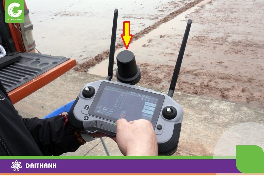 Chỉ cần bộ thu phát sóng RTK chúng ta có thể sử dụng bộ điều khiển để xác định bản đồ làm việc