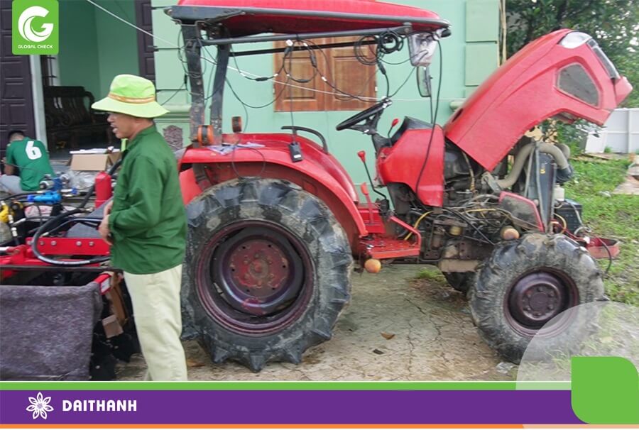 Chiếc máy cày 40 mã lực được lắp bộ san phẳng mặt ruộng GP2300