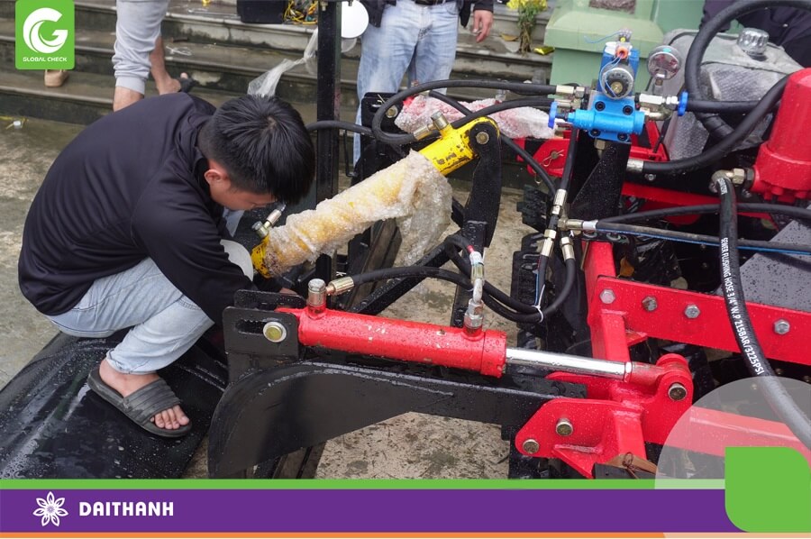 Việc nâng hạ GP2300 sử dụng hệ thống thủy lực