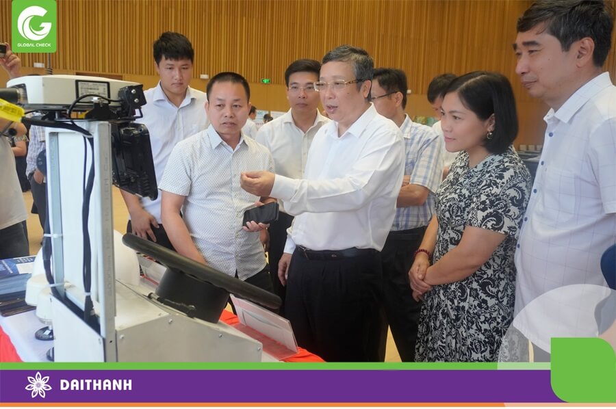 Thứ trưởng Hoàng Trung thăm công nghệ của Đại Thành