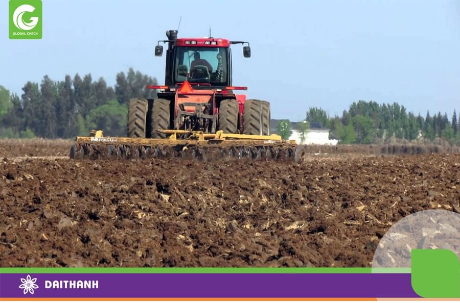 Cày là phương pháp phổ biến nhất để cải tạo đất, giúp đất tơi xốp