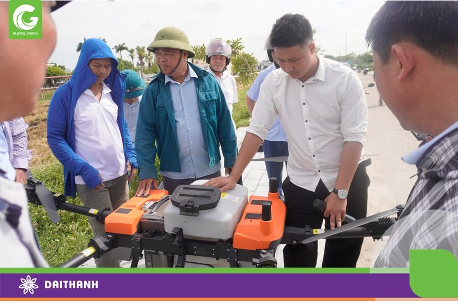 Đại điền Ninh Bình tìm hiểu chiếc máy bay nông nghiệp 540s