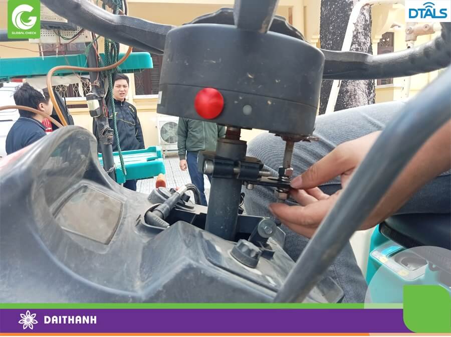 Vô lăng là cầu nối để lắp module NX510 lên máy nông nghiệp