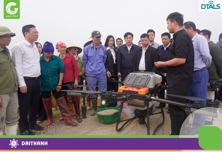 Lãnh đạo và bà con Thanh Hóa tìm hiểu chiếc máy bay nông nghiệp 540s