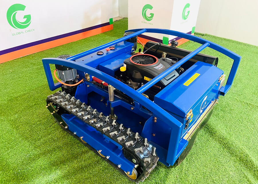 Một chiếc máy cắt cỏ điều khiển từ xa mang thương hiệu GlobalCheck