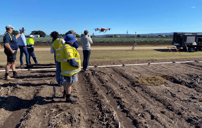 Trình diễn máy bay nông nghiệp cho các trang trại địa phương ở Thung lũng Lockyer, Queensland